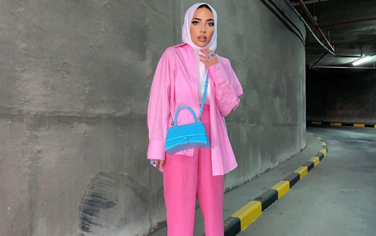 المؤثّرة الكويتية عايشة العقيل ترجمت حبّها للموضة بالألوان القوّية وشنط بالنسياغا